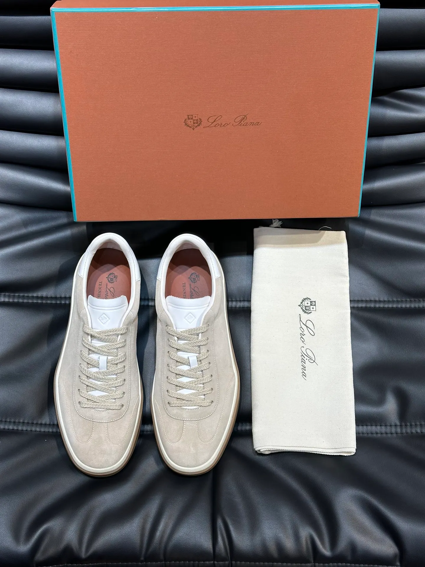 p420 Men's Shoes New 🆕Lp Old Money Style Men's Low-top Casual Tennis Shoes Loro Piana's high-end series has launched sports shoe styles made of soft cowhide. The breathable properties and flexible texture of natural materials make the sneakers both functional and comfortable. The high-quality metal-free tanning and tumble process highlights the natural texture of the leather, while the camel-colored sole and white rubber trim create a double-layer sole effect, making it an everyday shoe that can easily create a lazy and casual style! Size: 39-44 (45, 46 customized
